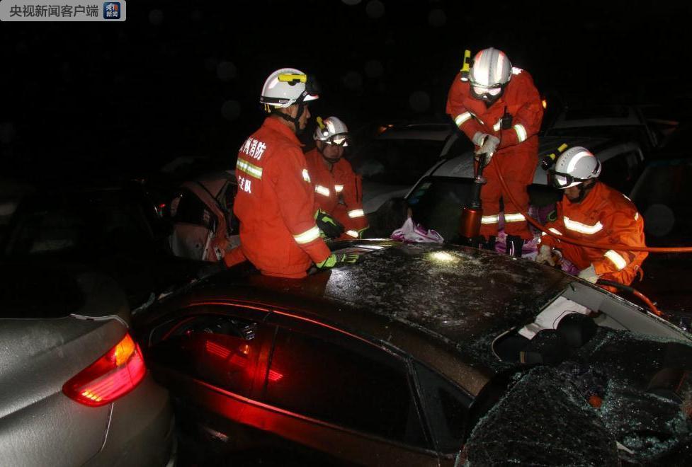 从昨晚到今天上午,贵州省内多条高速发生连环追尾车祸.