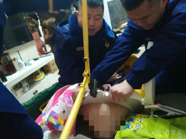 由于厕所空间小,消防员操作不便,于是下掉马桶圈的螺丝,将小男孩和