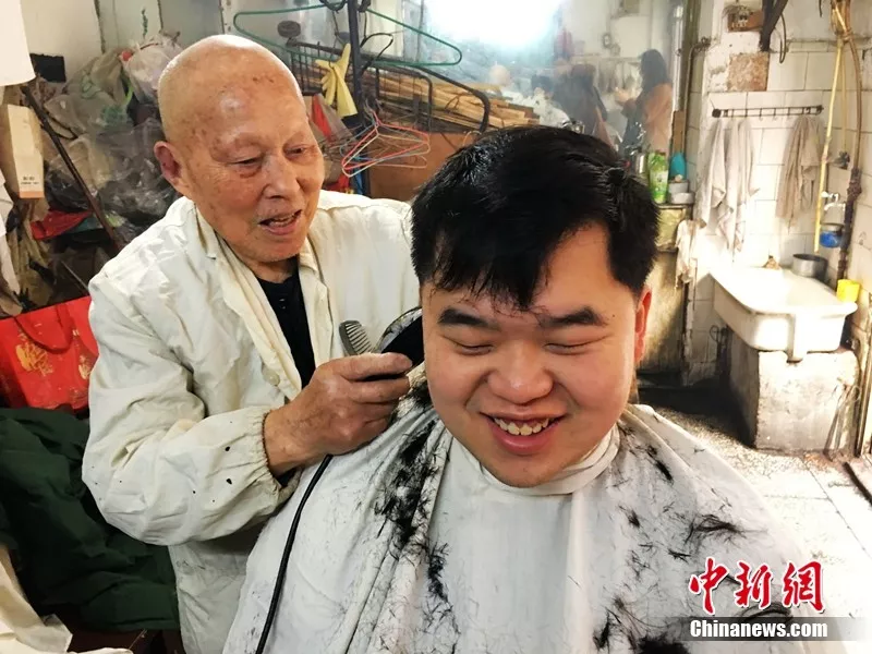 "找90岁爷爷烙铁烫个头,我成了整条街最靓的仔…"