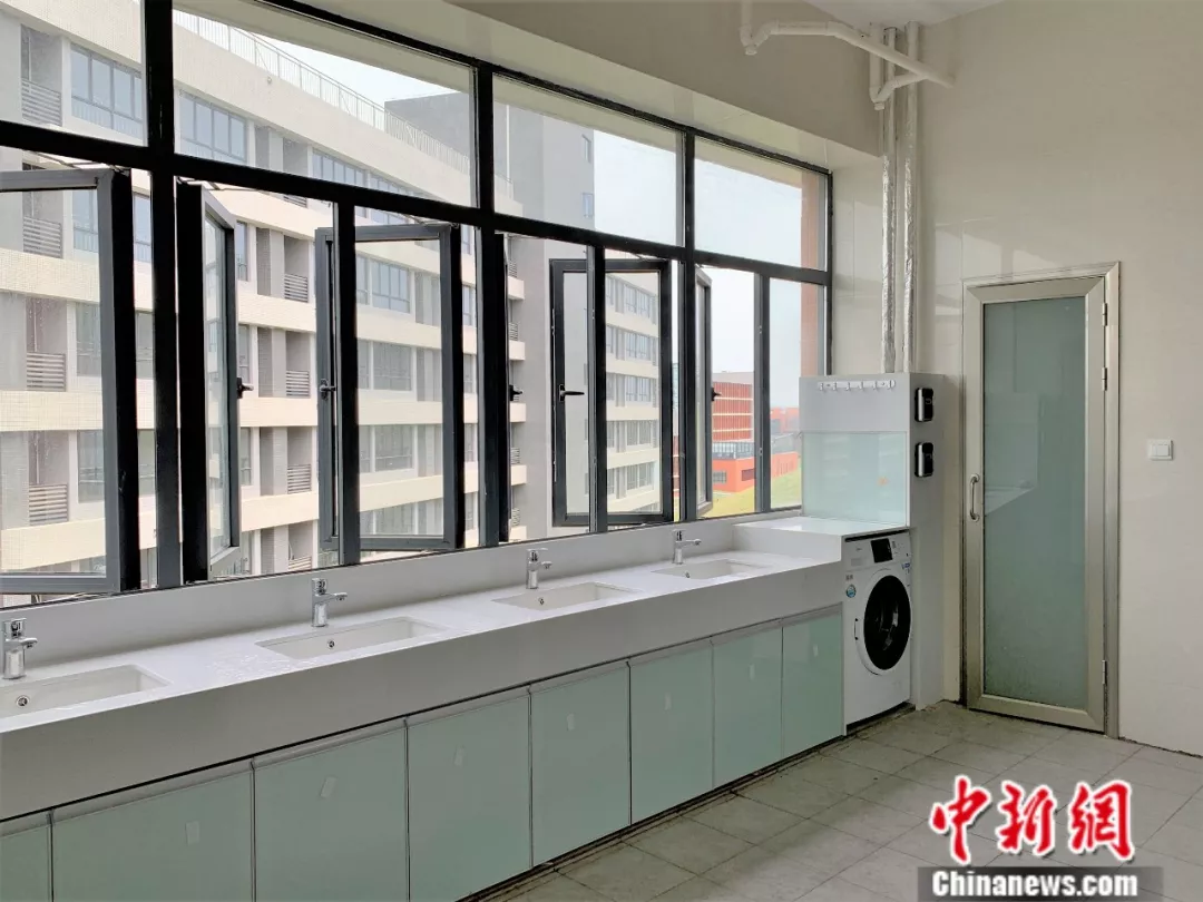 前抱冰解暑宿舍内建游泳池等各种窒息的操作多次上演2016年6月29日晚