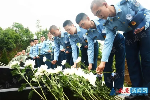 直升机迫降他为了避开这些区域壮烈牺牲