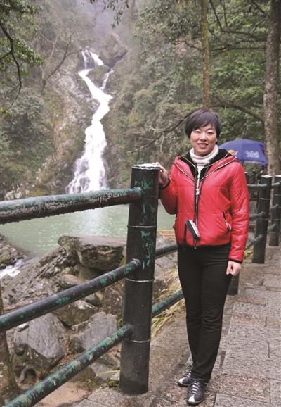 面对墓碑上那位四十多岁女法官的照片,他深深地鞠了三个躬.
