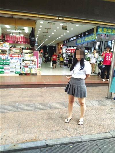 海南一女贼偷偷藏在商场无人角落 入夜偷6铺面