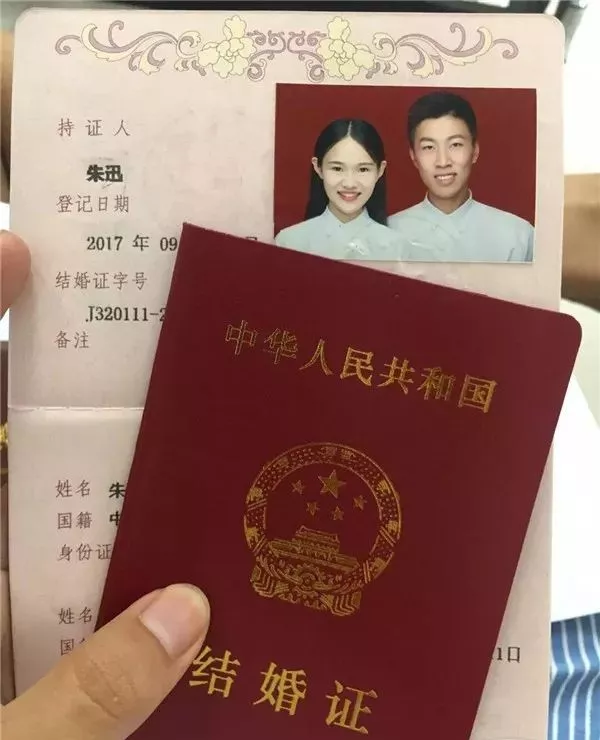 2017年,朱迅与相恋已久的吴冬玲领证结婚,当时正在部队服役的他因执勤