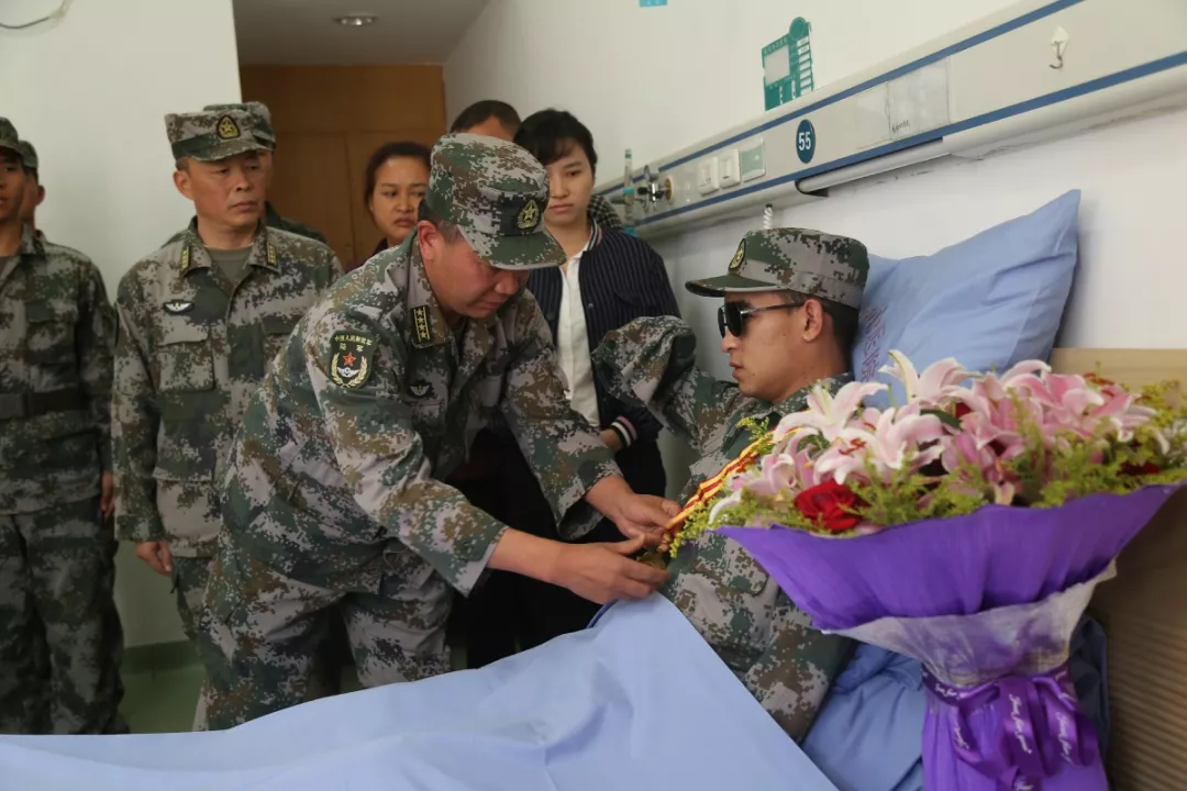 无手的军礼让人肃然起敬