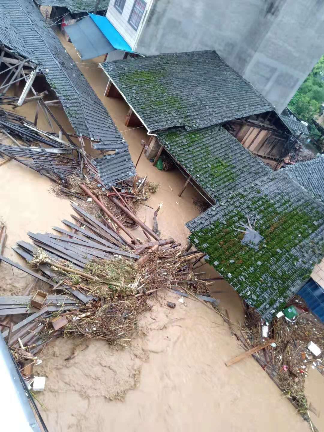 福建顺昌暴雨后遇洪灾:桥梁被冲断 电力通讯受影响