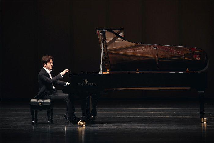 李云迪舞台演奏经典钢琴作品 表演获赞