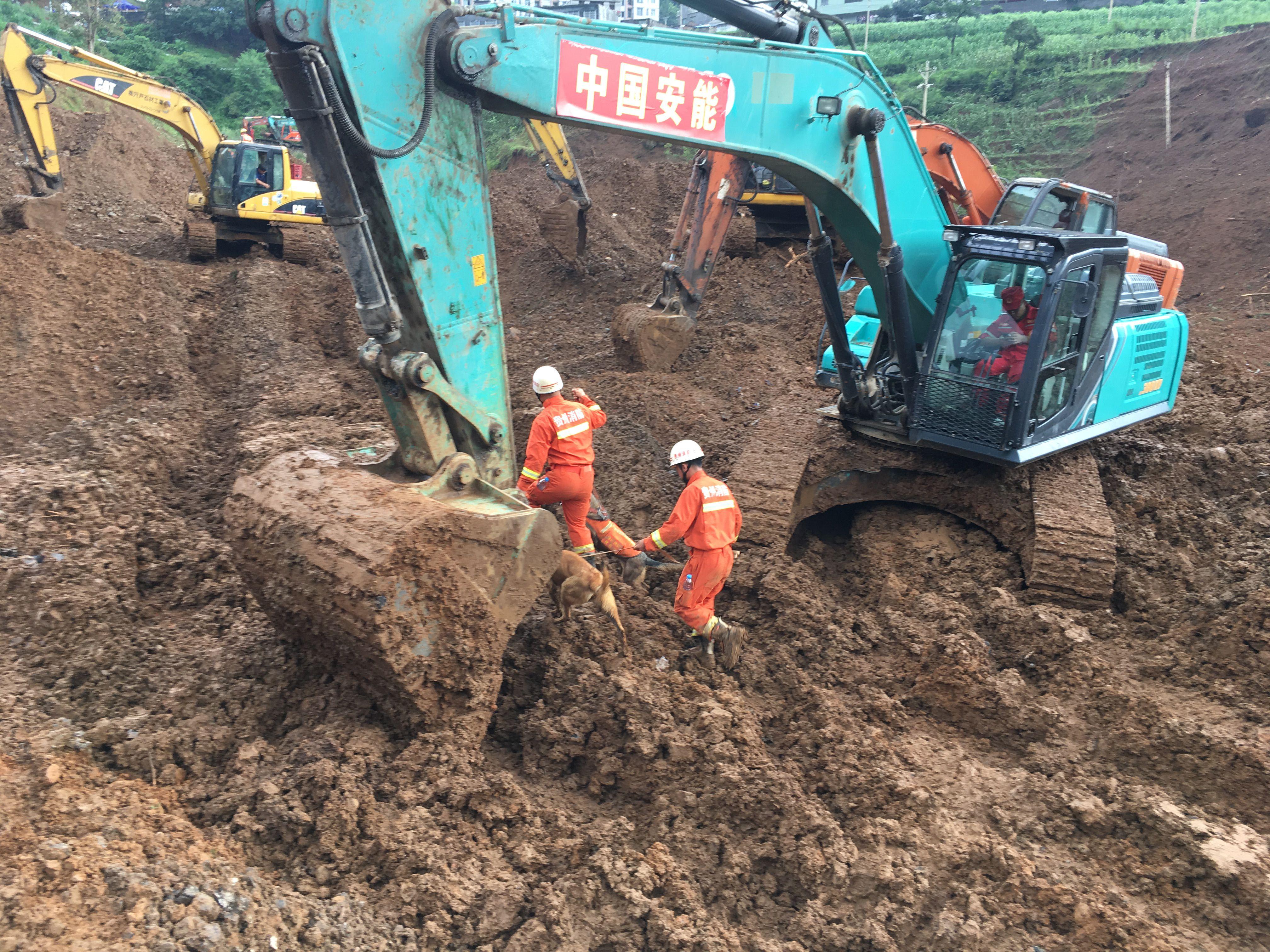 贵州水城山体滑坡救援现场雨停天晴多辆挖掘机进场