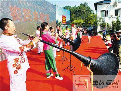 重庆华溪村:摸鱼抓蟹挑担谷 农民田间地头庆丰收
