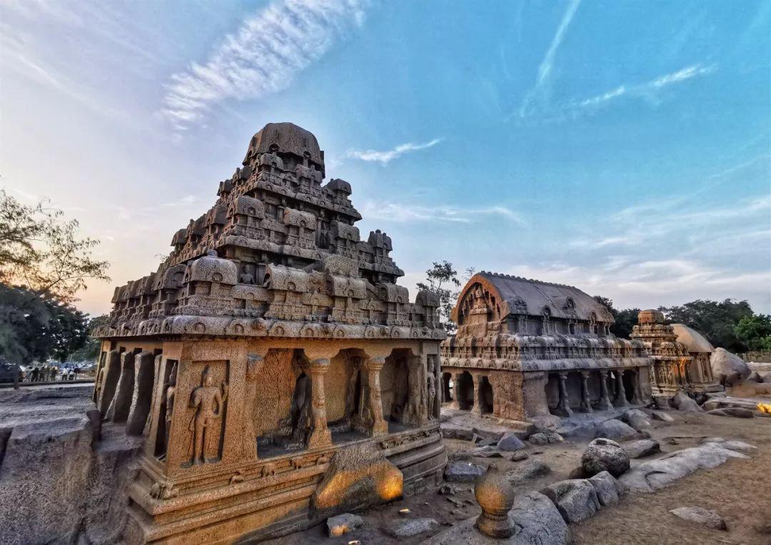 块15米宽,30米长的岩石上雕刻而成,完成于7世纪中期,是印度最大的浮雕