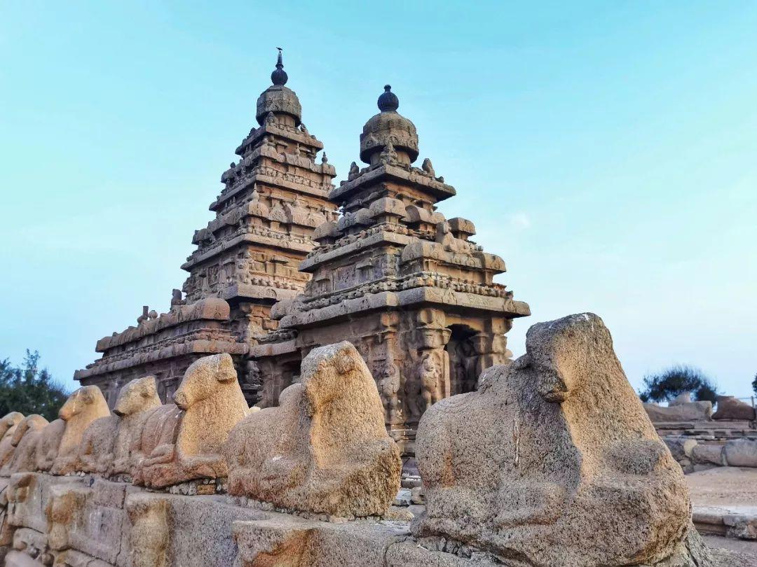 每座建筑形态各异,分别代表印度史诗《摩诃婆罗多》中的五位王子和黑