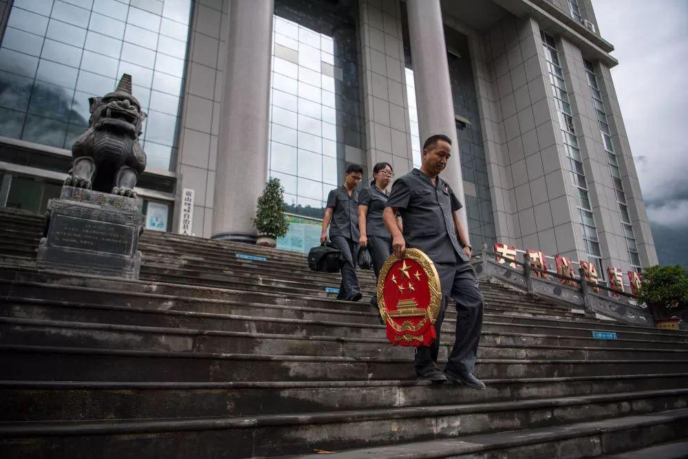 攀高山过索桥躲落石他每年要背着国徽步行近万公里