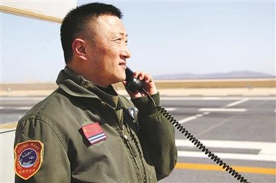 海军某部着舰指挥官戴兴守护刀尖上的舞者