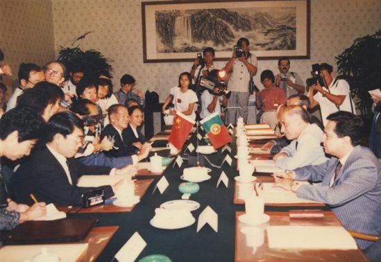 中葡双方就澳门回归问题开启谈判,南光公司总经理柯正平以中方代表