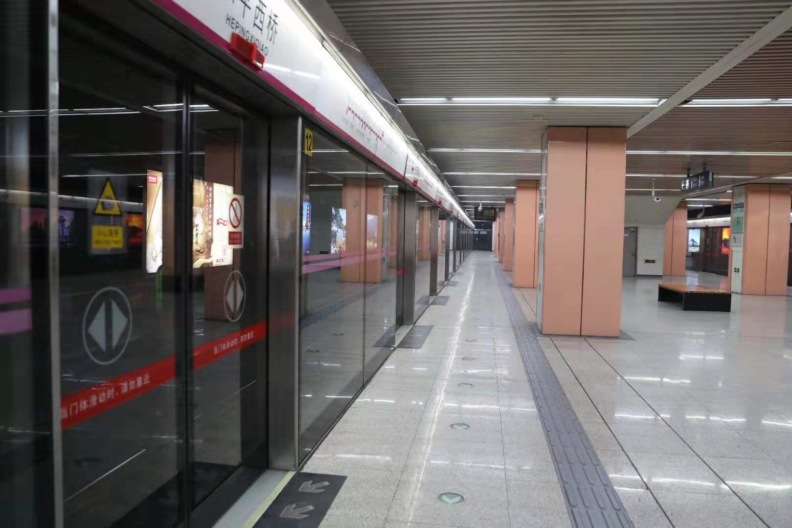北京复工早晚高峰地铁乘客少互相自觉隔开一段距离
