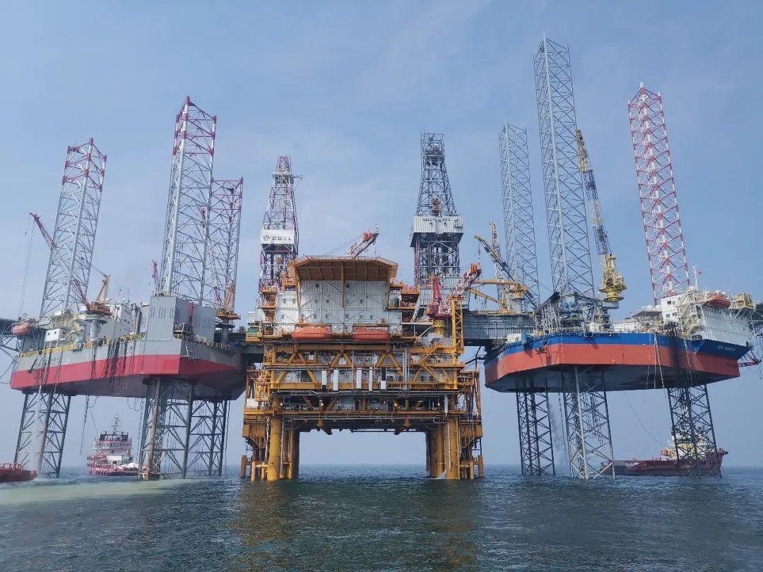 油田依托垦利油田现有设施进行开发,主要生产设施包括一座中心平台和