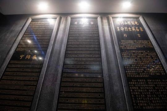 他被子弹击中腹部肠子流了出来