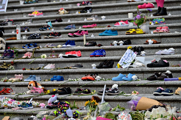 5月30日，在加拿大温哥华，人们摆放鲜花、鞋子等物品，悼念不列颠哥伦比亚省坎卢普斯市一所原住民寄宿学校的死者。新华社发(宋伟仁摄)