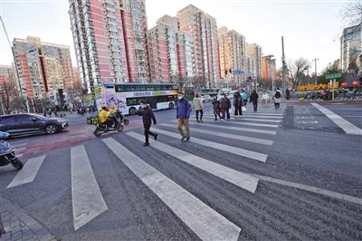 北京五道口加设路人信号指示灯四面全绿时间段