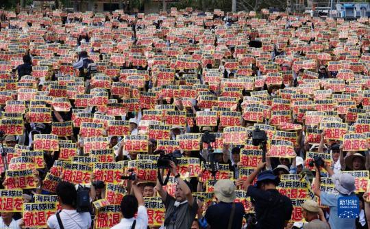 日本冲绳群众强烈抗议驻日驻韩美军拆迁 怒闯施工工地