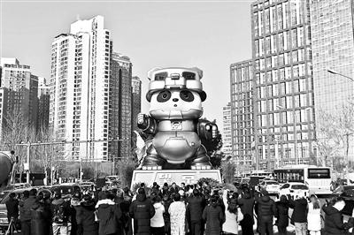 北京望京城市地标大熊猫焕新开幕 高新科技特性展示出国际性韵味