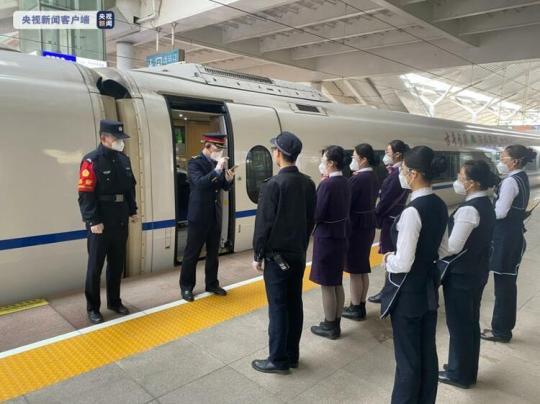 “逆行者”来沪支援 高铁乘务人员精心做好列车服务