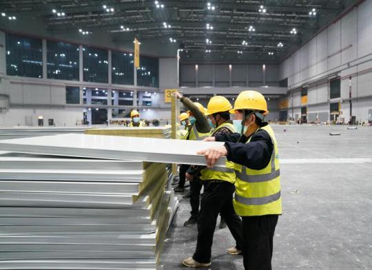 新华全媒 丨“四叶草”正建设上海方舱医院 可提供4万张床位
