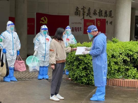 退“疫”回家啦！上海纪念路方舱医院首批59名患者康复出院