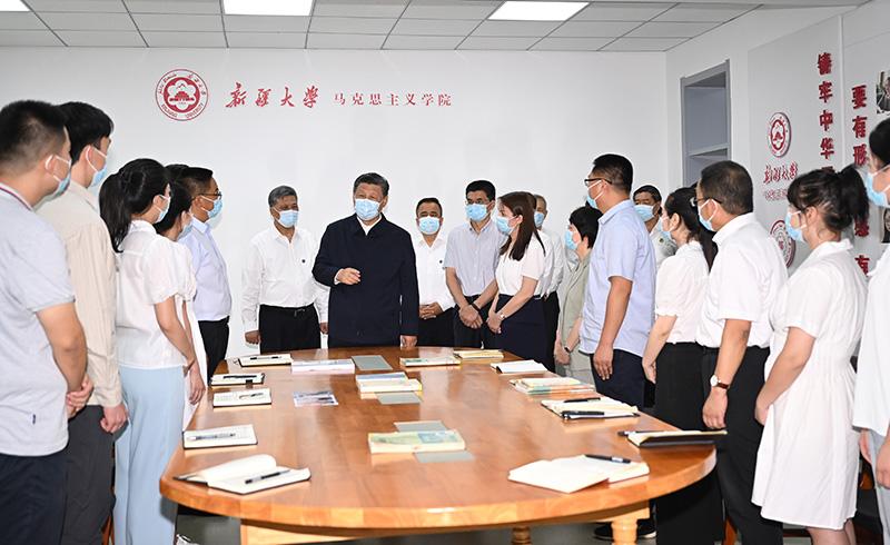 2022年7月12日，习近平总书记在新疆大学铸牢中华民族共同体意识研究基地，同师生亲切交流。