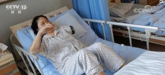 生死瞬间 她用身体护住幼童