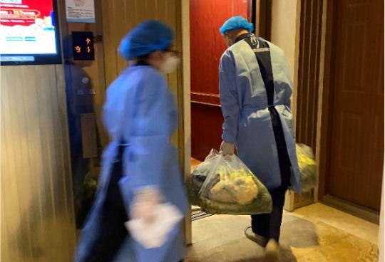 一碗蛋炒饭、一床铺盖、一场陪护……这些战疫场景温暖你我他