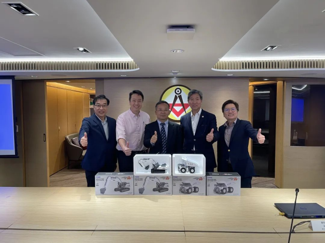 从流浪地球到狮子山下，徐工和香港的两次约会