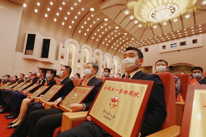 唯品会荣获“全国五一劳动奖状”