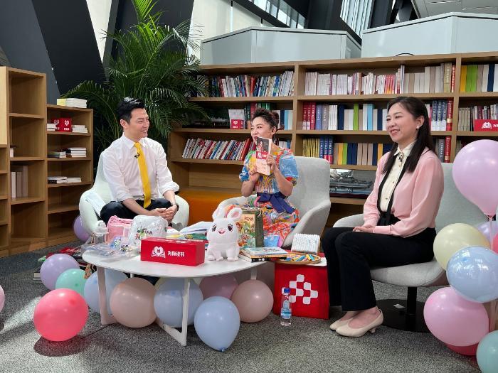 “六一”礼物请查收 月亮姐姐“为你读书”