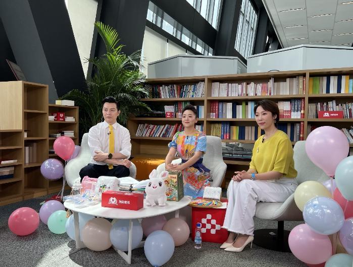 “六一”礼物请查收 月亮姐姐“为你读书”