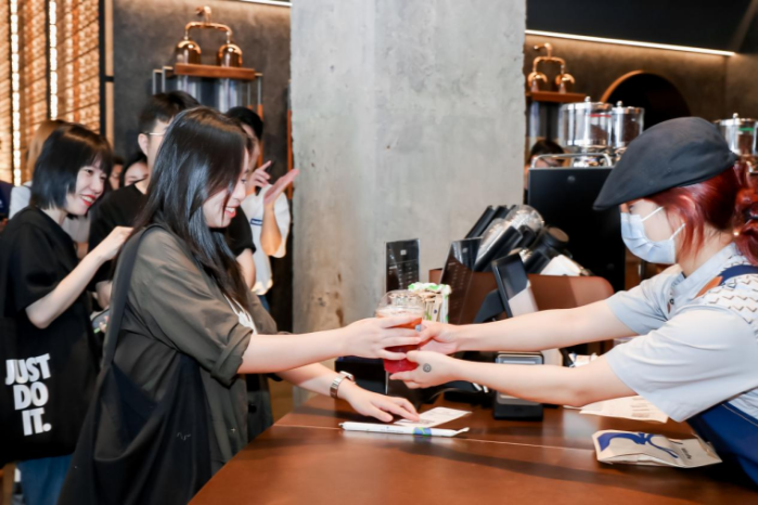 瑞幸成为中国首家“万店”规模连锁咖啡品牌  开启高品质咖啡9.9元时代