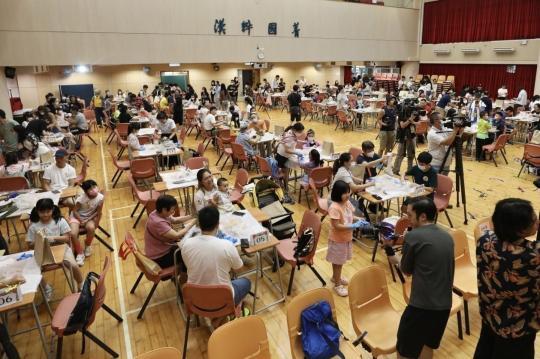 香港举办青少年包粽子比赛