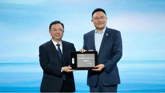 腾势N7作为比亚迪第500万辆新能源汽车交付至罗振宇