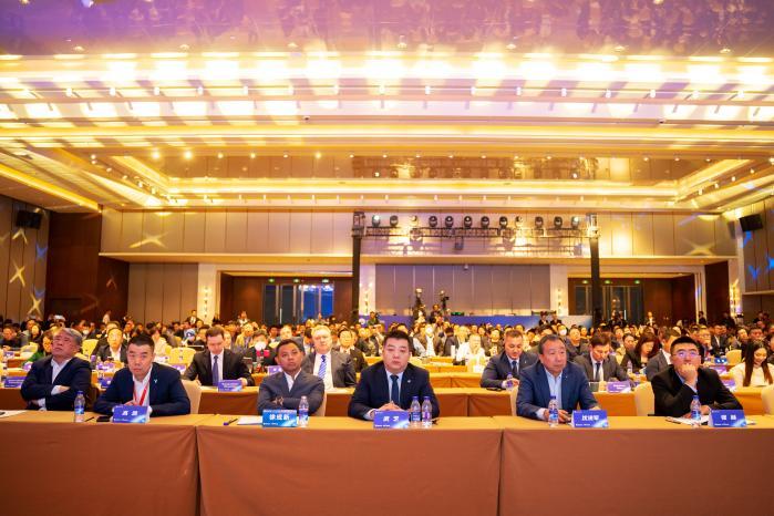 智建中国汽车出口新生态 2024中国汽车进出口高峰论坛正式开幕