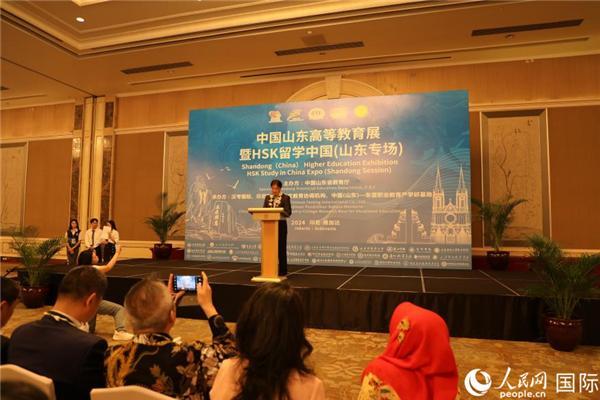 中国驻印尼大使馆文化参赞周斌在活动开幕式上致辞。人民网记者曹师韵摄