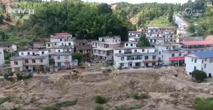 焦点访谈：洪水退去 如期开学