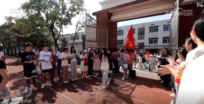 焦点访谈：洪水退去 如期开学