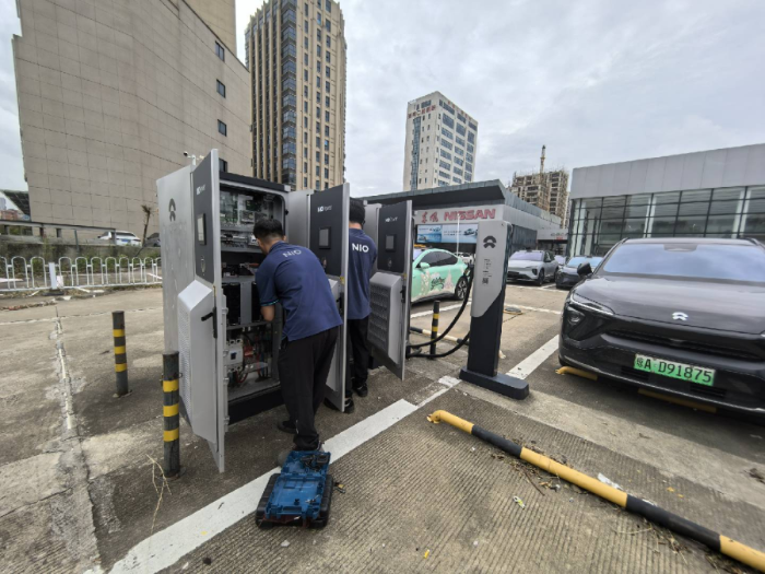 超强台风“摩羯”致车主受困，危急时刻他闯进台风眼营救