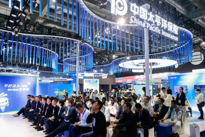 好医好药好服务——蓝医保2025新品亮相第七届进博会