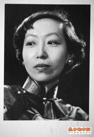 张爱玲最喜欢《对照记》中头往上抬那张(图)(3)