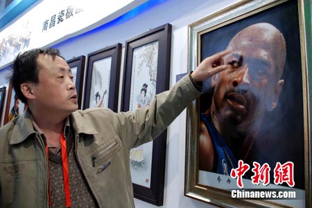 邹武指着一块《乔丹》瓷板画说道:"他脸上的汗珠就画了10天.