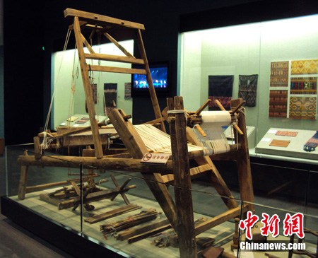 经黄道婆改良后的织布机模型. 张茜翼  摄