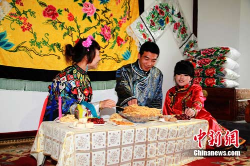 图为陕西村村民在展示东干人的日常生活. 作 者:金鑫