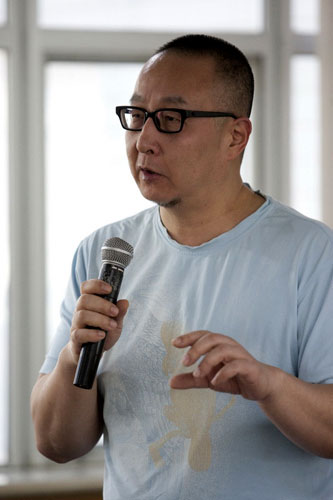 简介   小宝,本名何平,上海人,专栏作家,电视节目主持人,著有《苞国