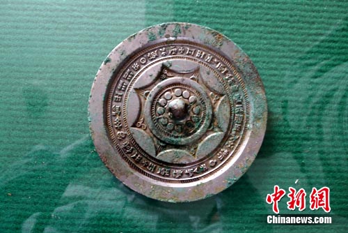 陕西凤翔发现西汉砖室墓 出土铜镜刻有情诗(图)